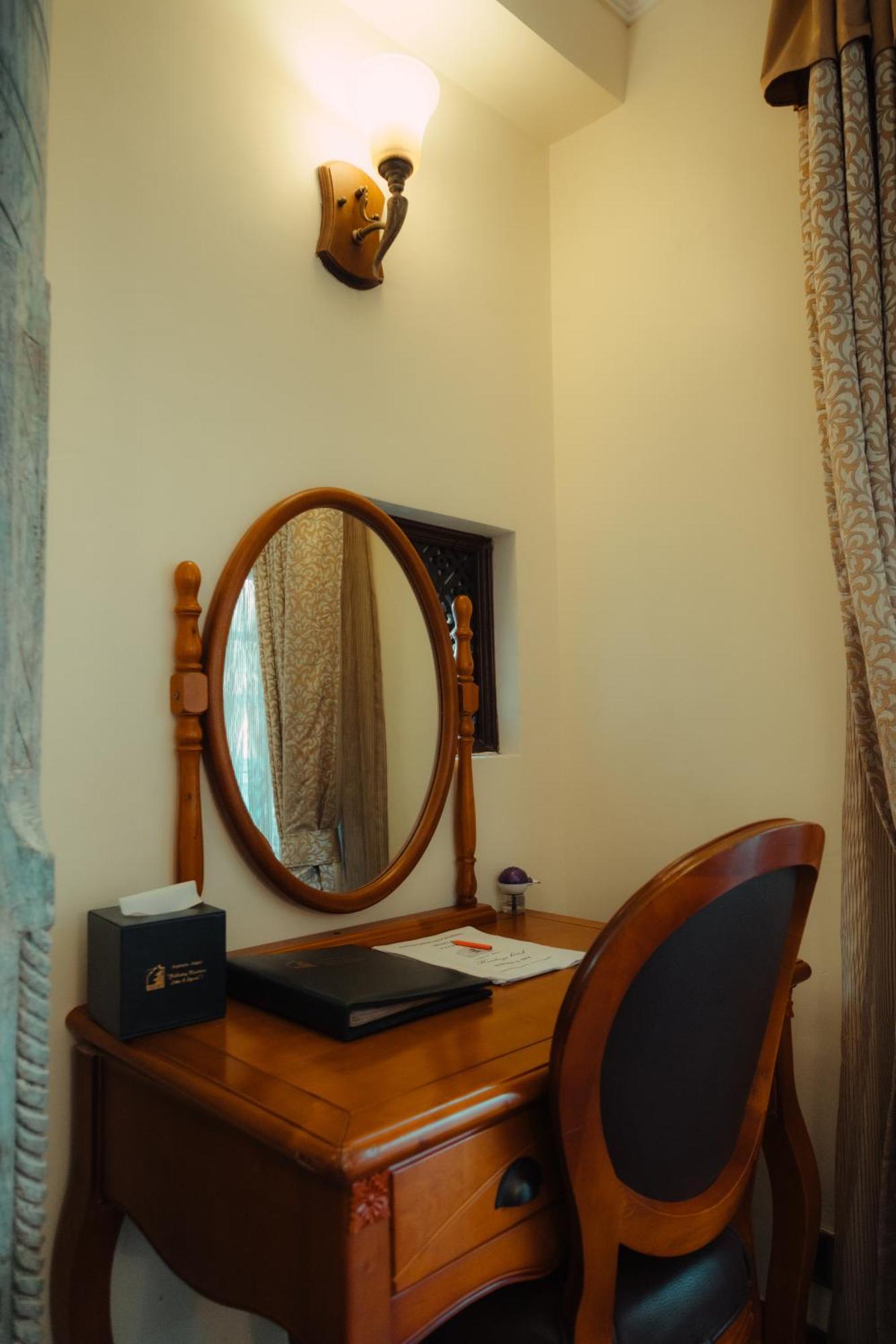 Heritage Hotel Suites And Spa Покхара Экстерьер фото